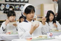 Văn hóa - Nghệ thuật Thông tin văn hóa Bún bò Huế được đưa vào thực đơn cho học sinh các trường tiểu học Saijo