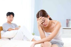 Đêm cuối trước khi ra tòa ly hôn, vợ đưa trả chiếc hộp, mở ra xem mà tôi vội ôm lấy cô ấy van xin tha thứ