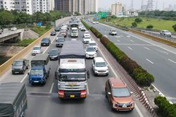 Ùn ứ gần 7km, CSGT đội nắng căng mình phân luồng trên cao tốc Pháp Vân - Cầu Giẽ