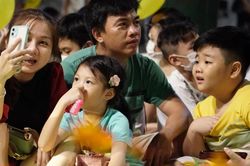 Người dân TP.HCM trải bạt ở công viên bến Bạch Đằng chờ ngắm pháo hoa