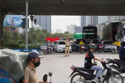 Cảnh sát giao thông căng mình làm nhiệm vụ trong hơn 20 giờ qua