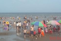Hơn 10 nghìn người đổ về bãi biển cồn Vành