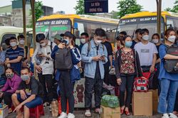 Nghỉ lễ 30/4, bến xe khách Hà Nội như 'hồi sinh' sau đại dịch