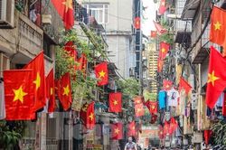 Từ ngõ nhỏ đến chung cư đỏ thắm màu cờ mừng ngày 30/4
