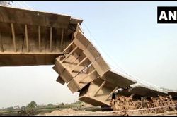 Cầu hơn 5.000 tỉ đang xây dựng bất ngờ sập giữa cơn giông