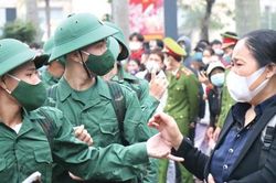 Thế hệ chúng tôi nợ mẹ một cái ôm