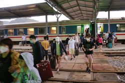 Nhà ga, bến xe nhộn nhịp hành khách