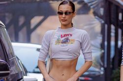 Bella Hadid khoe cơ bụng săn chắc