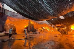 Cháy dữ dội tại xưởng gỗ dán ở Gia Lâm
