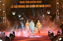 Lễ hội Móng Cái - Quảng Ninh: Các nữ sĩ quan 'mũ nồi xanh' trình diễn BST áo dài Ngân An