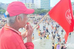 Cứu hộ Sầm Sơn căng mình giữa biển người, cứu kịp bé trai 5 tuổi bị đuối nước