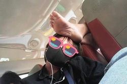 Đang mơ ngủ, chàng trai bật dậy tức điên khi tự dưng có thêm bàn chân trên đầu