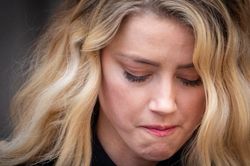 Amber Heard ngày càng bấp bênh