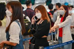 Sân bay Nội Bài đông đúc khi hàng nghìn người kết thúc sớm kỳ nghỉ lễ