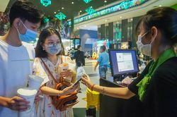 Vã mồ hôi, chen chân vào khu vui chơi giải trí tại TPHCM