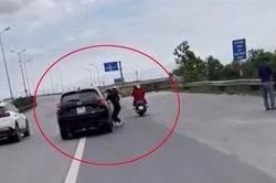 Công an xác minh clip người phụ nữ liều mình đu cửa ô tô chạy