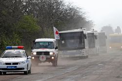 Hình ảnh dân thường Ukraine rời thành phố bị vây hãm Mariupol