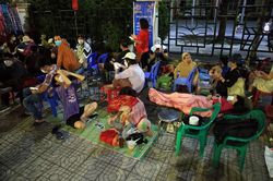CĐV mang chăn, chiếu ngủ qua đêm, xếp hàng mua vé xem U23 Việt Nam
