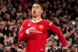 Ronaldo ghi bàn trong trận thắng 3-0 của Man United