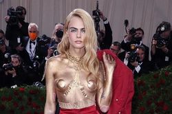 Siêu mẫu để ngực trần khi dự thảm đỏ Met Gala