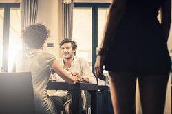 Vừa sinh con phát hiện chồng ngoại tình, tôi có nên níu giữ?