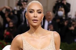 Soi những bộ đầm 'siêu khủng' của nhà Kardashians trên thảm đỏ Met Gala