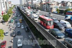 Kết thúc nghỉ lễ, xe cộ ùn ùn đổ về, phủ kín cửa ngõ Hà Nội