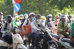 Kết thúc nghỉ lễ, 'biển người' lỉnh kỉnh đồ đạc trở lại Hà Nội