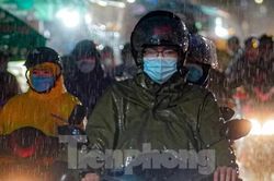 Vất vả đội mưa qua phà Cát Lái trở lại TPHCM sau nghỉ lễ