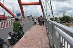 Hai sinh viên ứng cứu cô gái nhảy cầu Bình Lợi tự tử