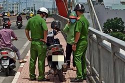 TPHCM: Người đi ghe cứu cô gái nhảy cầu Bình Lợi tự tử