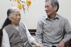 Kìa những ngón tay đang đan vào nhau…