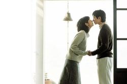 Tại sao chúng ta lại thu hút bởi nhau và yêu nhau?