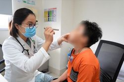 Chảy nước mũi suốt 2 tháng vì thun cột tóc kẹt trong hốc mũi