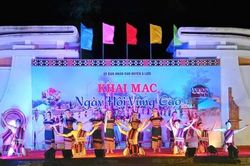 A Lưới rực rỡ những ngày hội