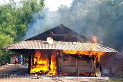 Cháy thiêu rụi một ngôi nhà ở Na Cô Sa