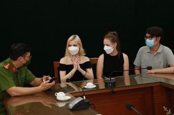Trao trả điện thoại cho hai nữ du khách người Nga