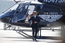 Tom Cruise đi trực thăng tới buổi công chiếu 'Top Gun: Maverick'