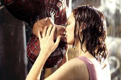 Tobey Maguire không thở nổi vì nụ hôn ngược trong 'Người Nhện'