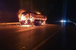 Cháy xe khách trên cao tốc Nội Bài - Lào Cai