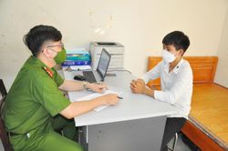 Nhóm thanh niên ngổ ngáo ném vỏ chai bia vào các phương tiện giao thông