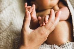Lật tẩy chiêu trò nhận con nuôi rồi mang lên biên giới bán