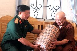 Hội Cựu chiến binh tặng 5 suất quà chiến sỹ Điện Biên