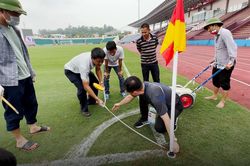 Giám sát AFC kiểm tra từng centimet vạch vôi sân Việt Trì
