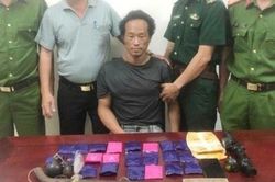 Kẻ buôn ma túy mang theo súng, lựu đạn