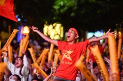 Người TP.HCM hào hứng vì 2 năm mới được ra đường cổ vũ tuyển Việt Nam