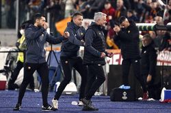 HLV Mourinho bật khóc sau khi lập kỷ lục cùng AS Roma