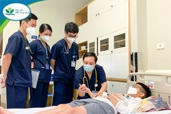 Tự mua 3 con rắn lục đuôi đỏ về làm thú cưng, bé trai bị cắn suýt chết