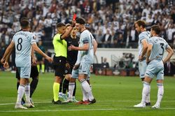 West Ham rời Europa League trong ngày HLV David Moyes nhận thẻ đỏ
