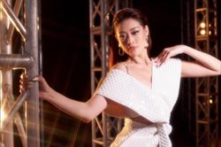 Hoa hậu Khánh Vân mặc váy ngắn củn cỡn tạo dáng 'cực gắt' ở Miss Universe Vietnam 2022